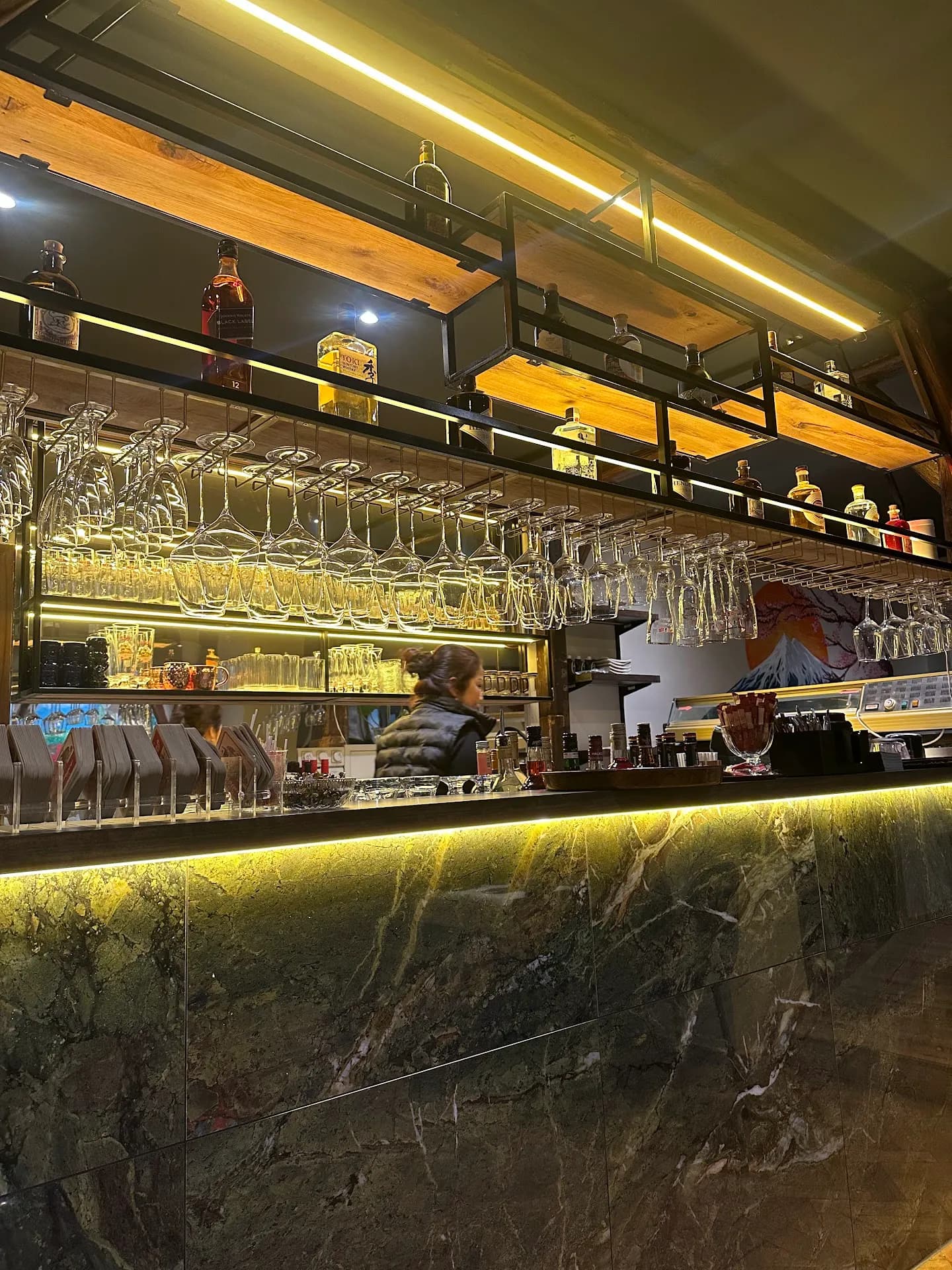 Eleganter Barbereich mit goldener LED-Beleuchtung