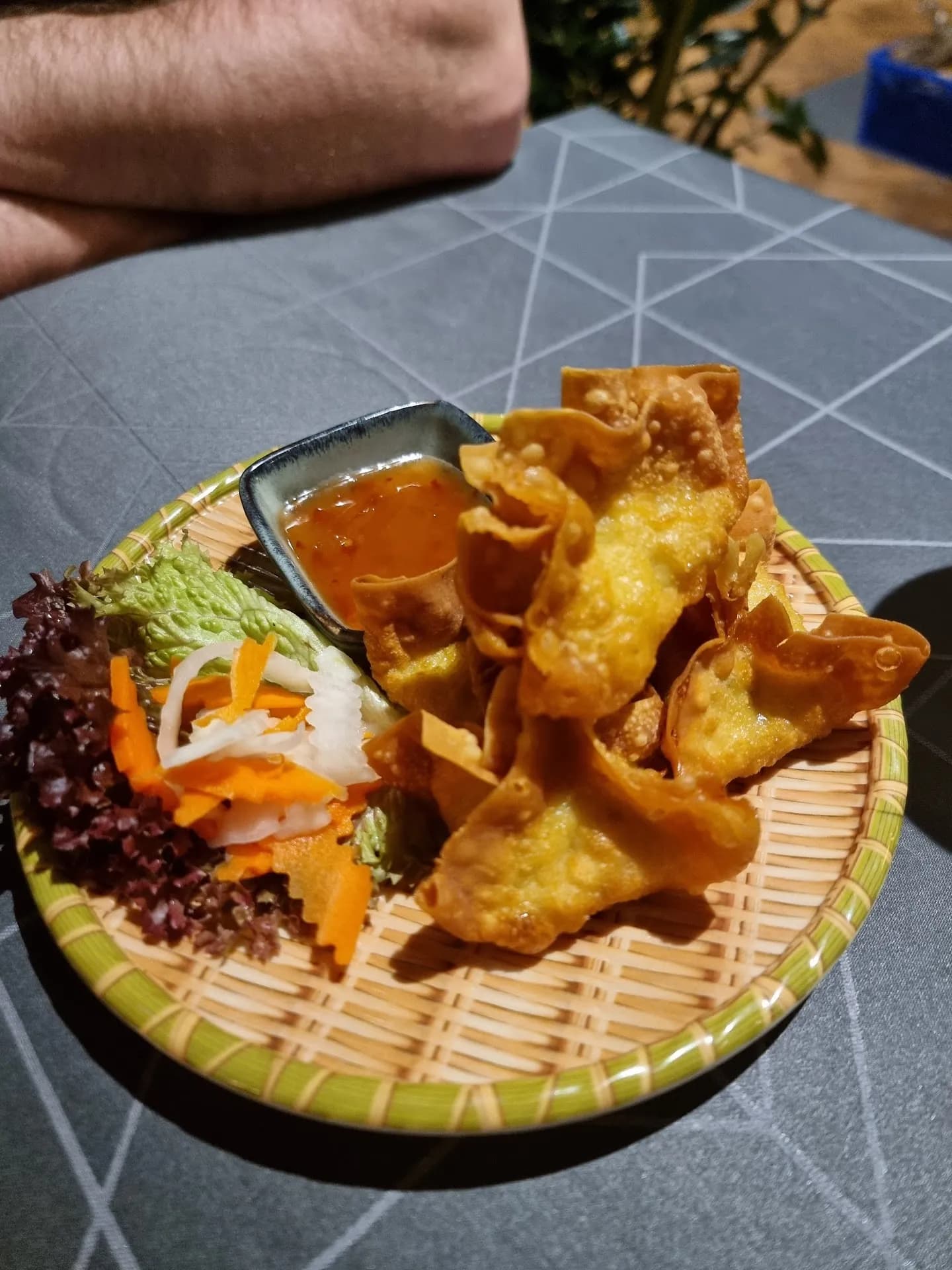 Frittierte Wan-Tan auf Bambusteller mit süßer Chilisauce