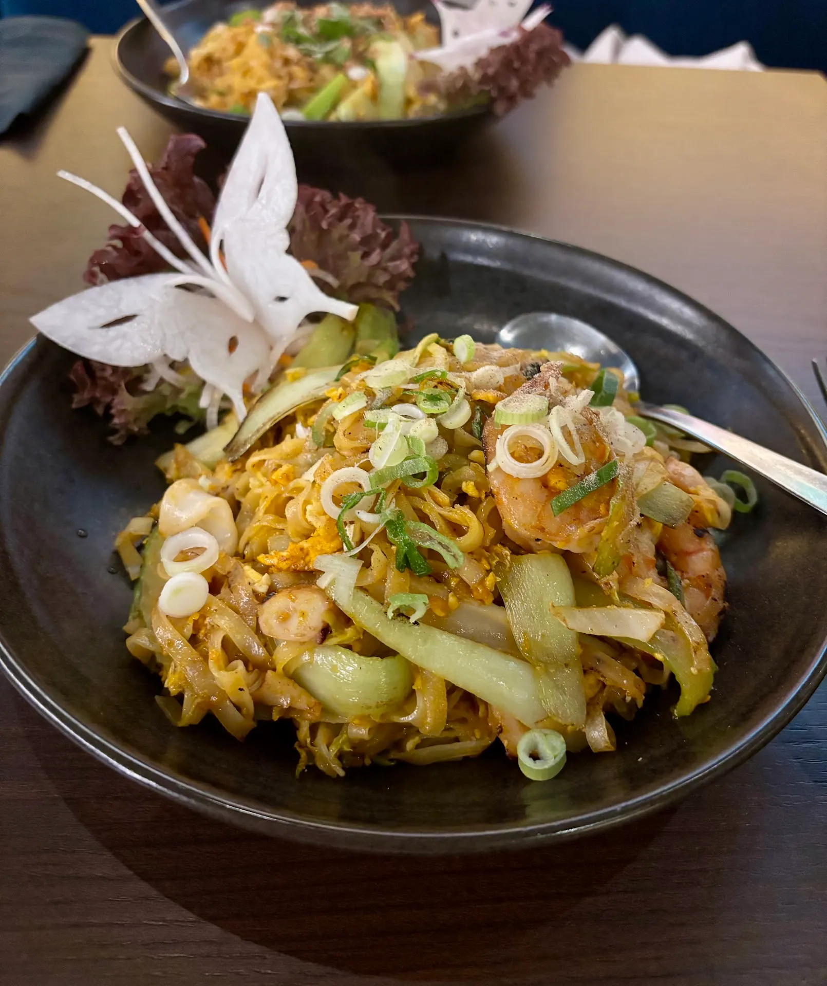 Pad Thai mit Garnelen und Reispapier-Garnierung