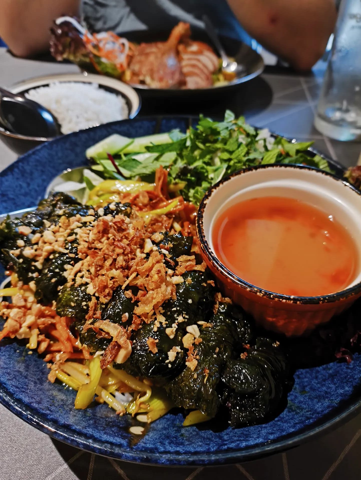 Betel-Blatt-Röllchen mit Chilisauce und Kräutern