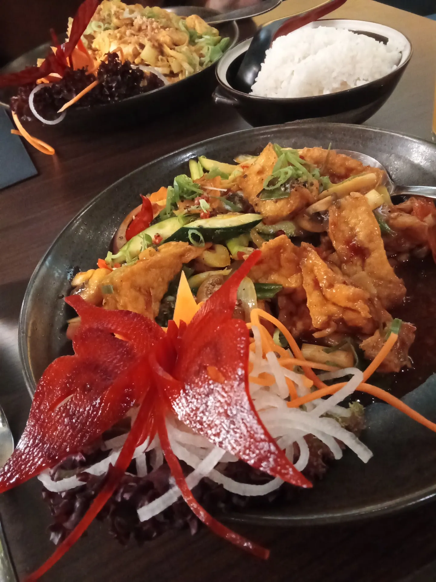 Buntes Wok-Gericht mit Chili-Garnierung