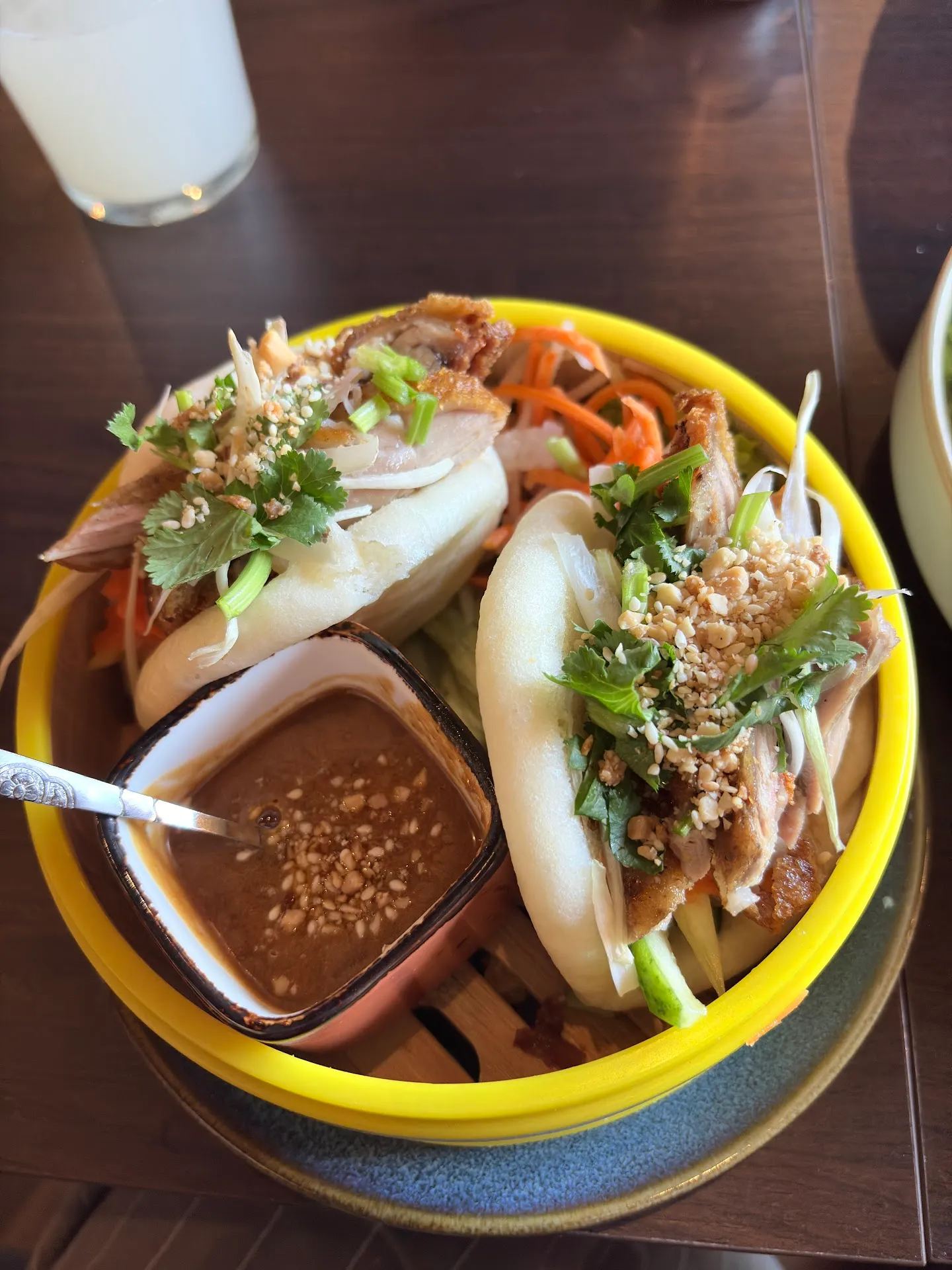 Bao Buns mit Kräutern und Erdnüssen