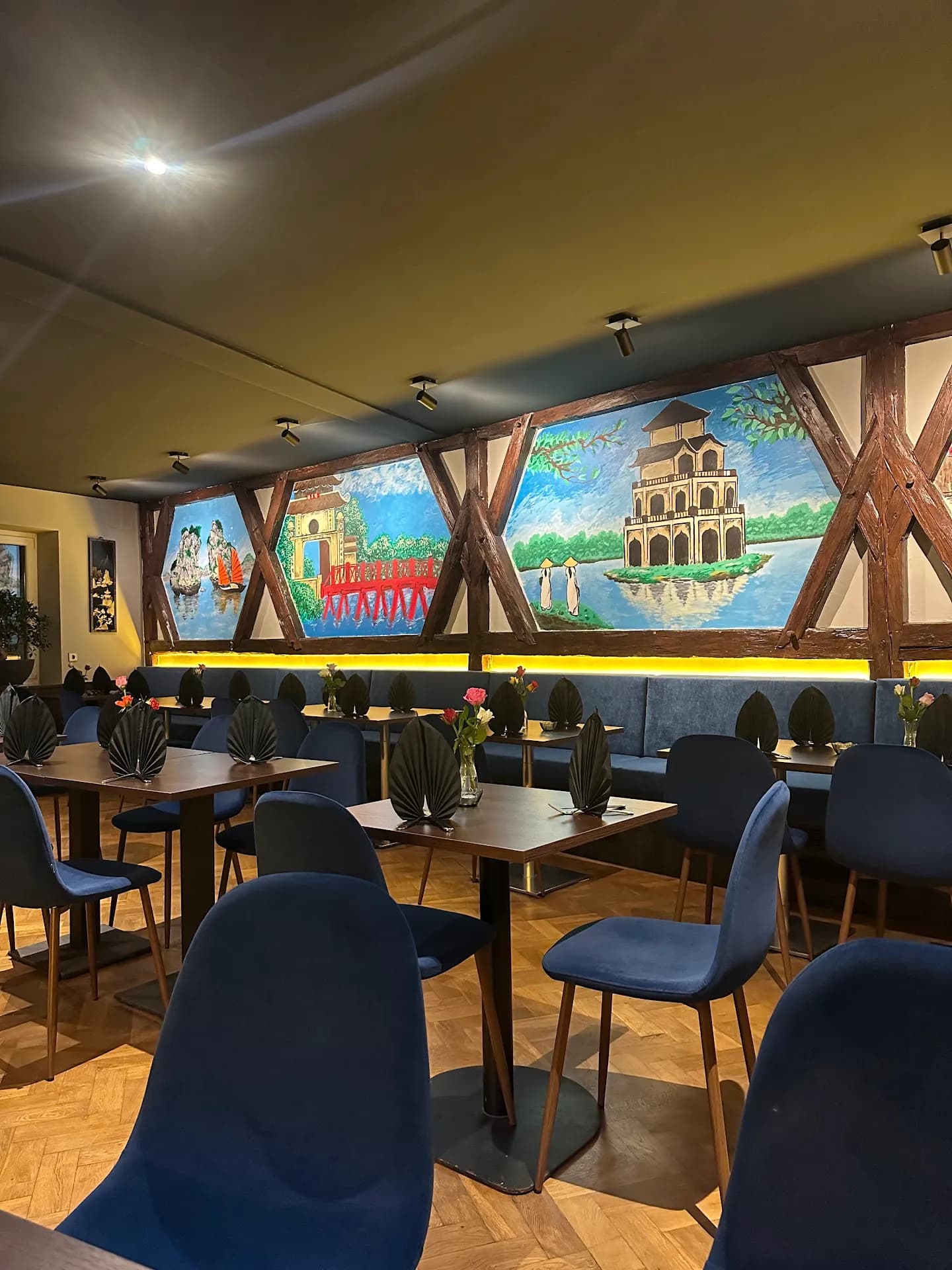 Speisesaal des Co Ha Restaurants mit vietnamesischen Wandmalereien