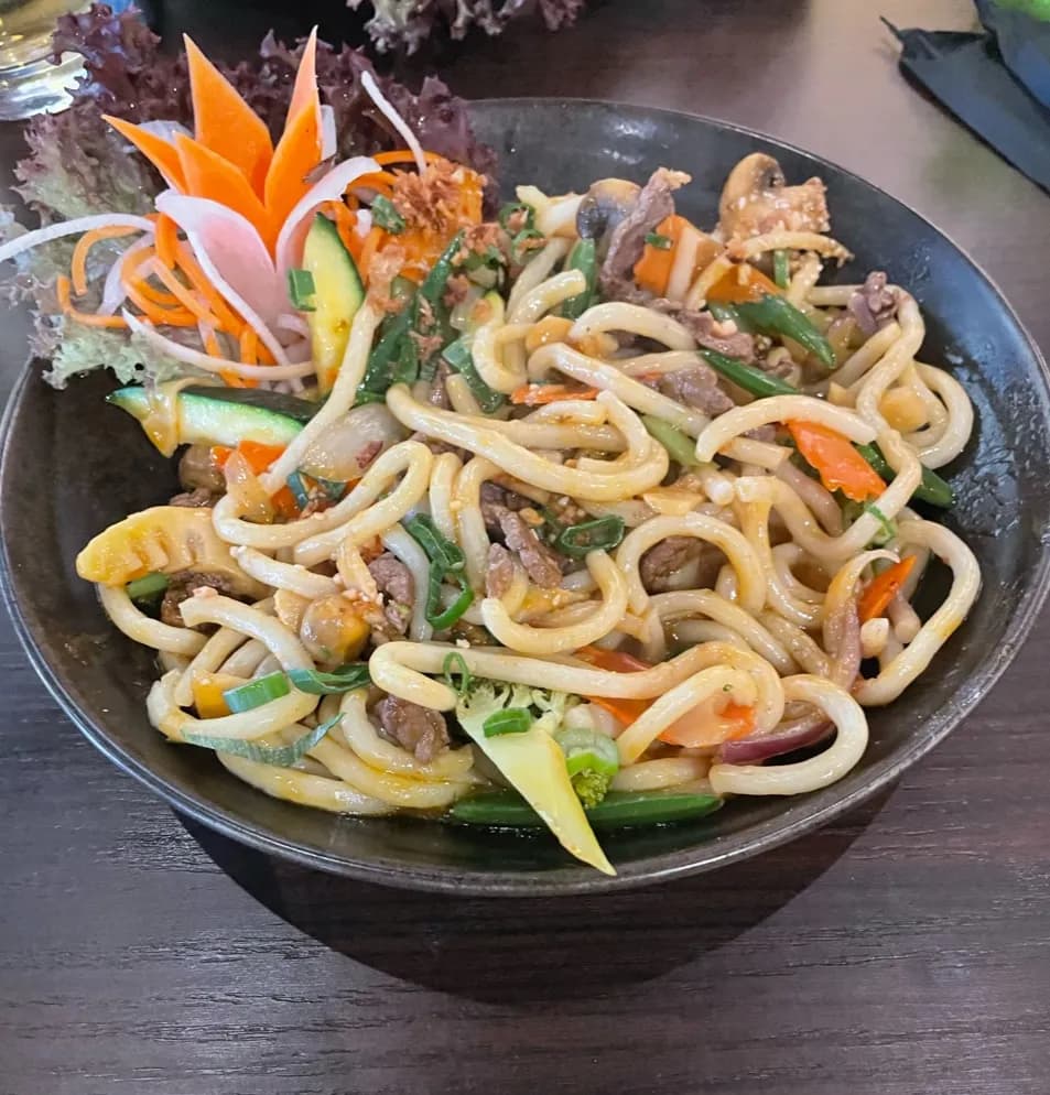 Gebratene Udon-Nudeln mit Gemüse